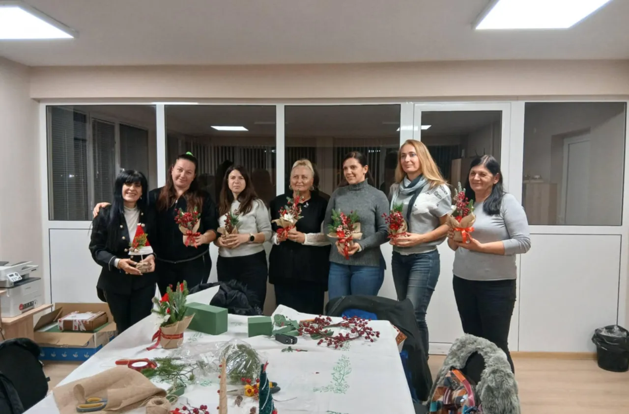 Коледна арт работилница за жени се проведе в читалището в Струмяни