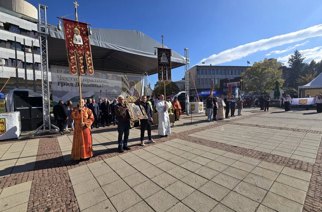 Дупница отбеляза празника си с тържествена програма