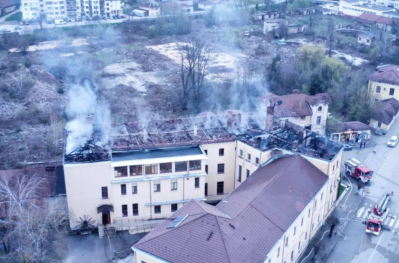 Пожар изпепели покрива на НГПИ "Тревненска школа" в Трявна