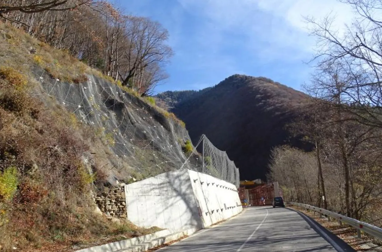 Авария на водопровод затруднява движението по пътя за Рилския манастир