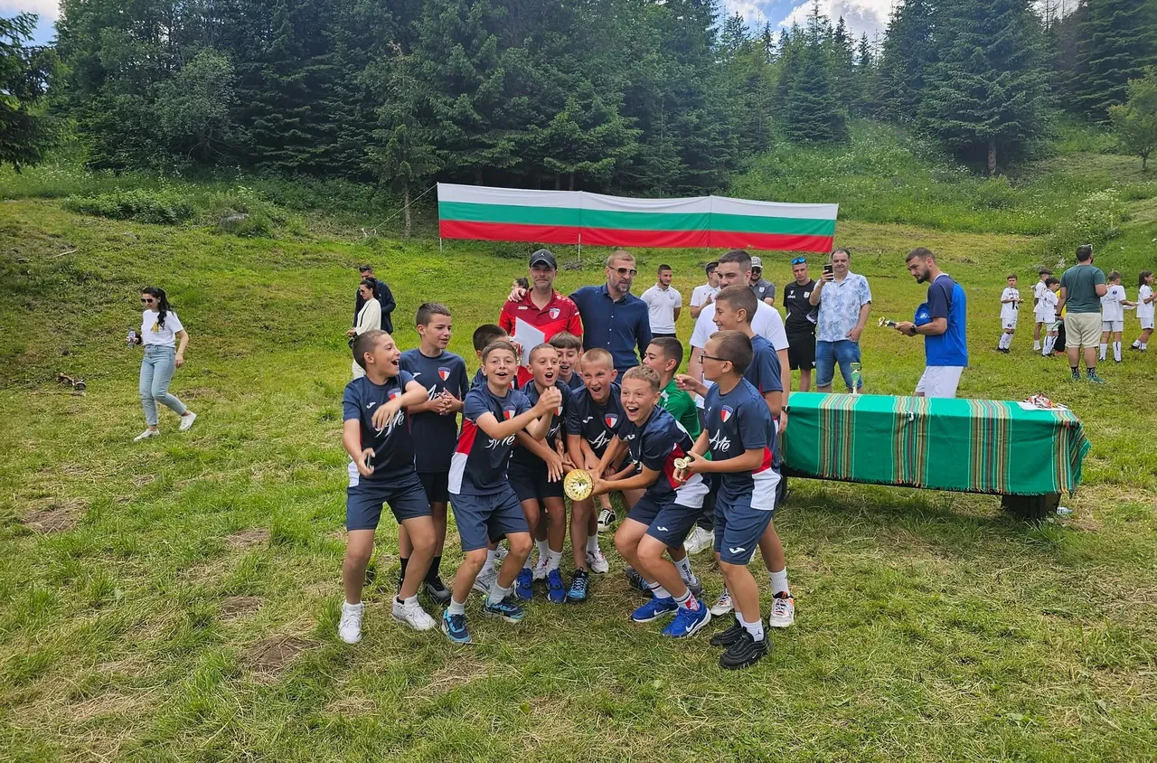 Децата от ФК "Марек 1915" представиха Дупница на турнир в Смолян