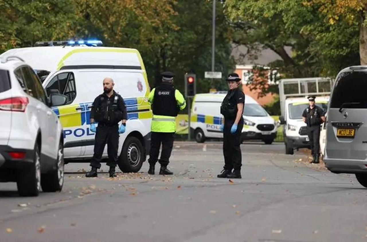 Кола се вряза в хора пред синагога в Манчестър