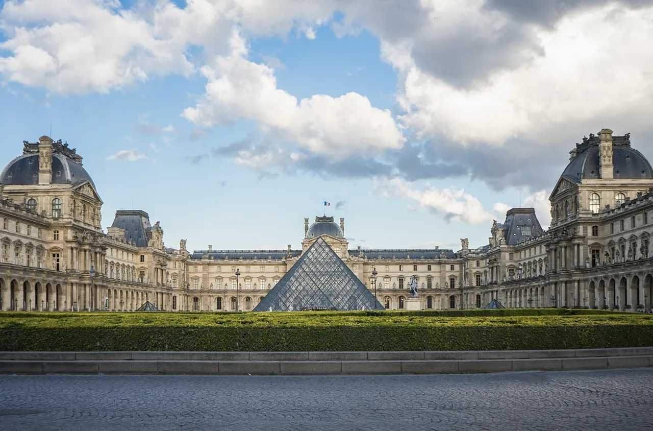След обир за 102 млн. долара: Лувърът с парола "Louvre"