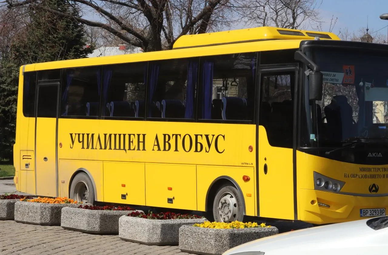 Училищен автобус катастрофира във Видинско, 13-годишно момиче пострада