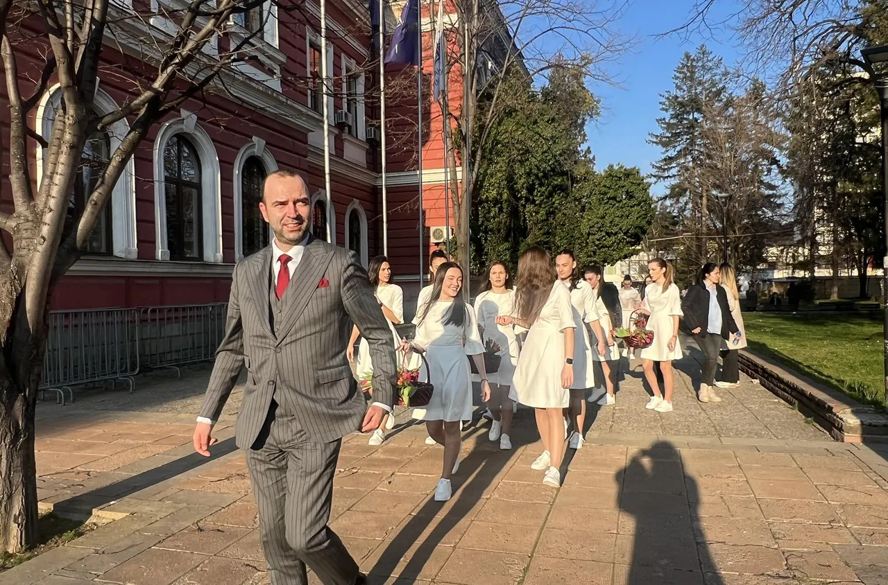 Кметът на Кюстендил и девойките "Кюстендилска пролет“ поздравиха дамите за 8 март