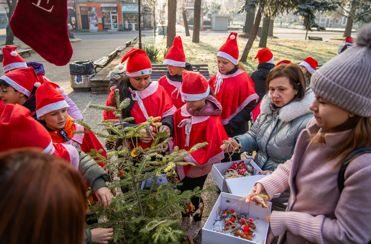 Деца украсяваха своите елхи на Коледния базар в Кюстендил