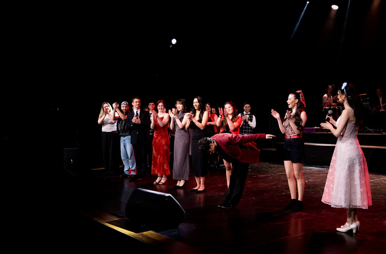 Любов, рокендрол и бляскава премиера: Студентите от АУБ завладяха сцената с „Cry-Baby“