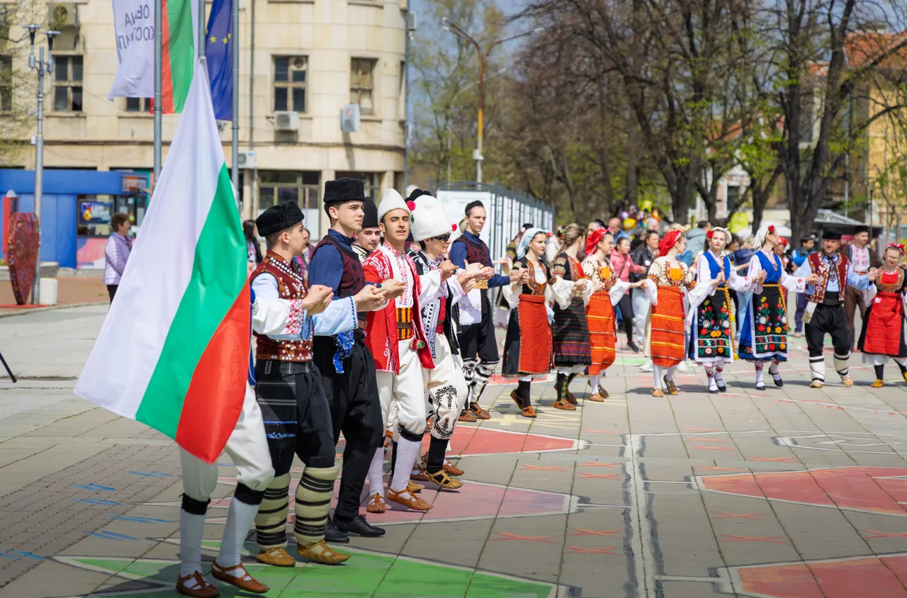 Кюстендил се хвана на благотворително великденско хоро