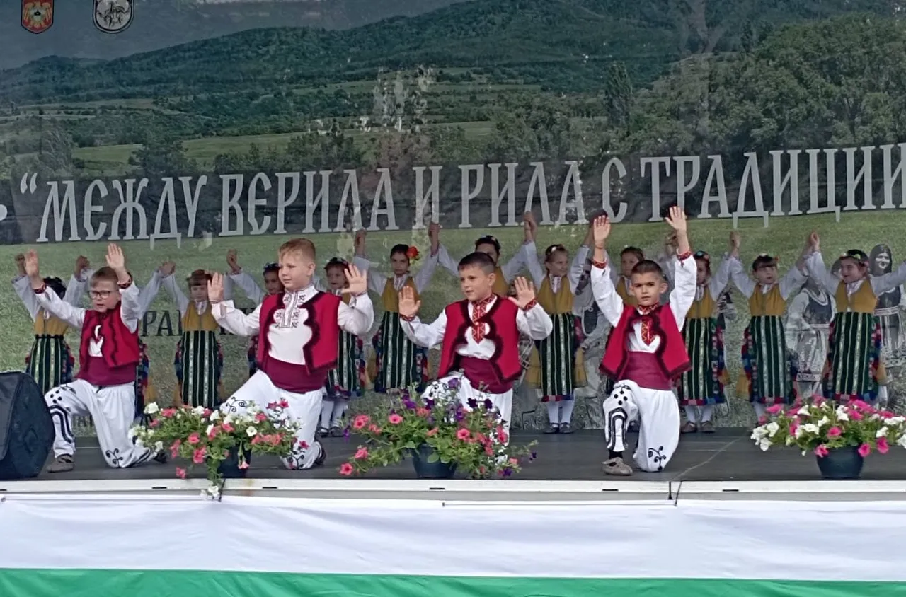 ДТС "Веселяче" с успешно участие във фолклорен фестивал в Крайници
