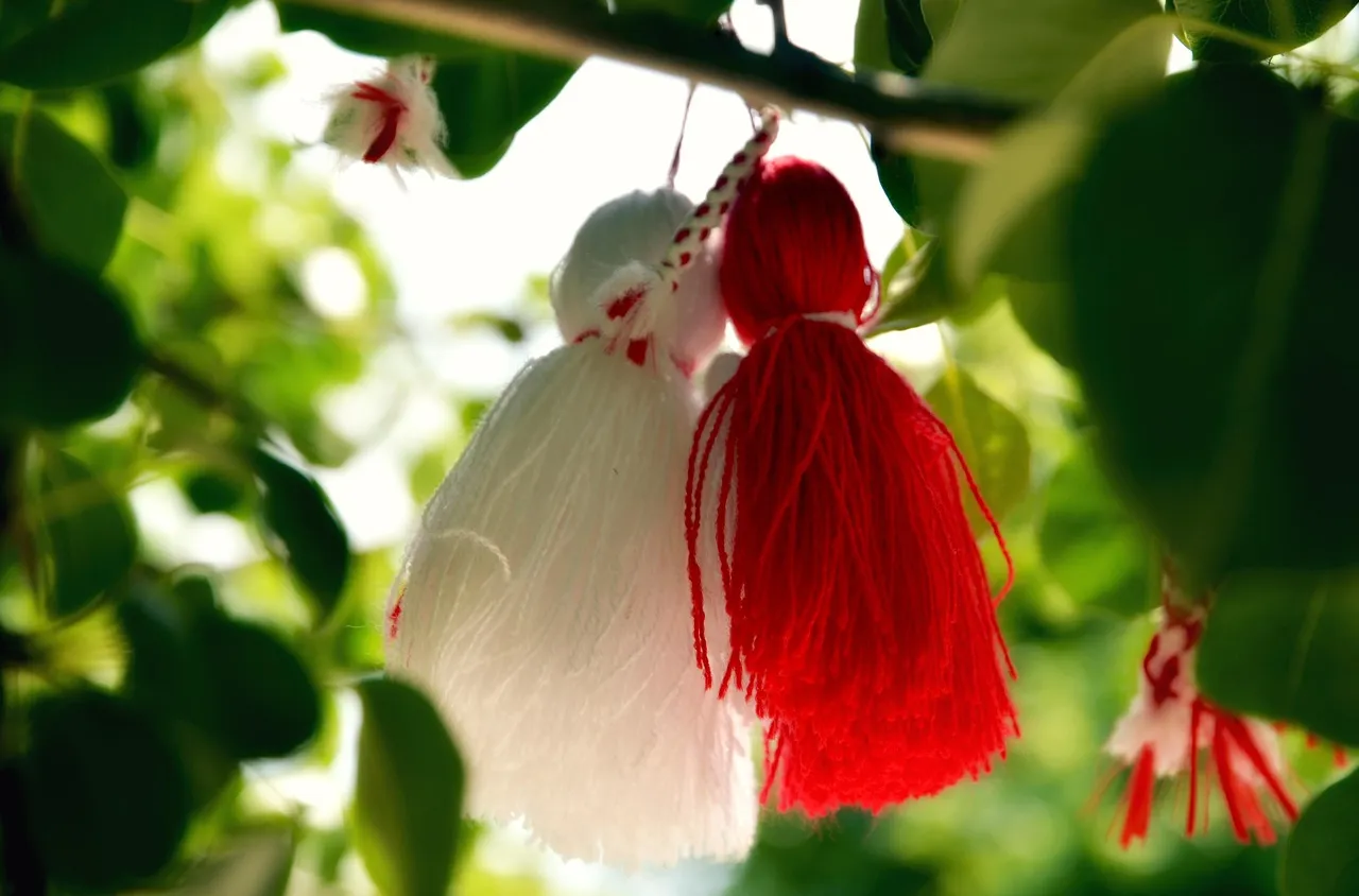 Колко ще даваме за мартеници тази година