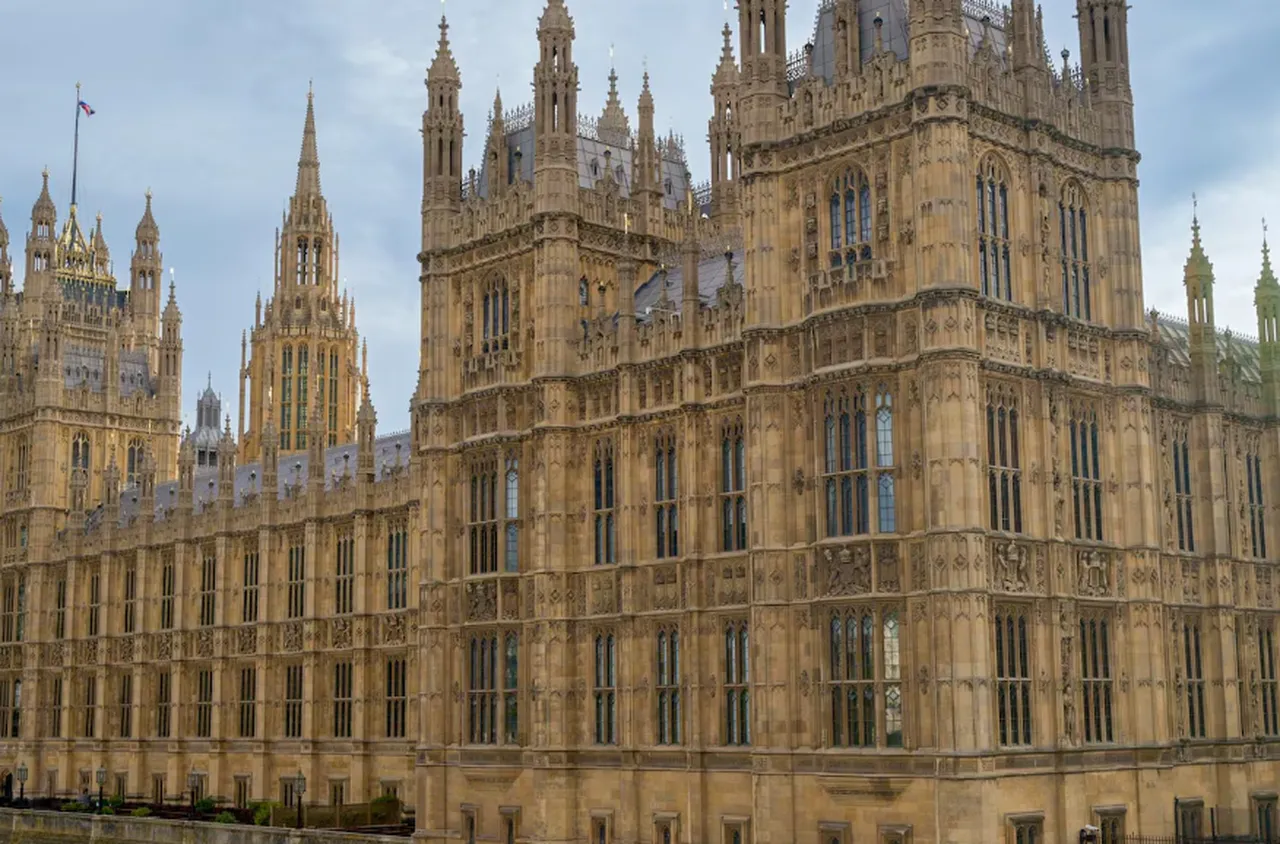 Принц Андрю губи и благородническата си титла