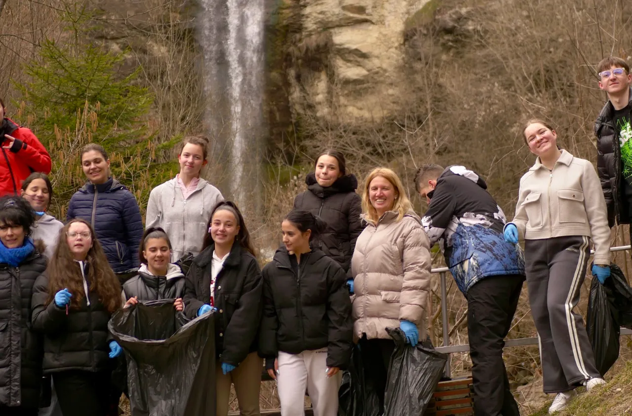 Ученици почистиха района на Смолянския водопад
