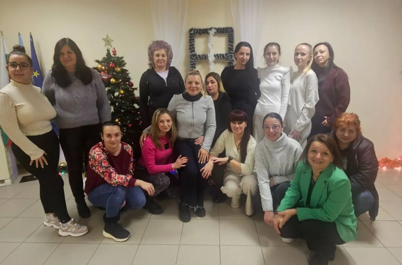 Коледна арт работилница за жени се проведе в читалището в Микрево/снимки/