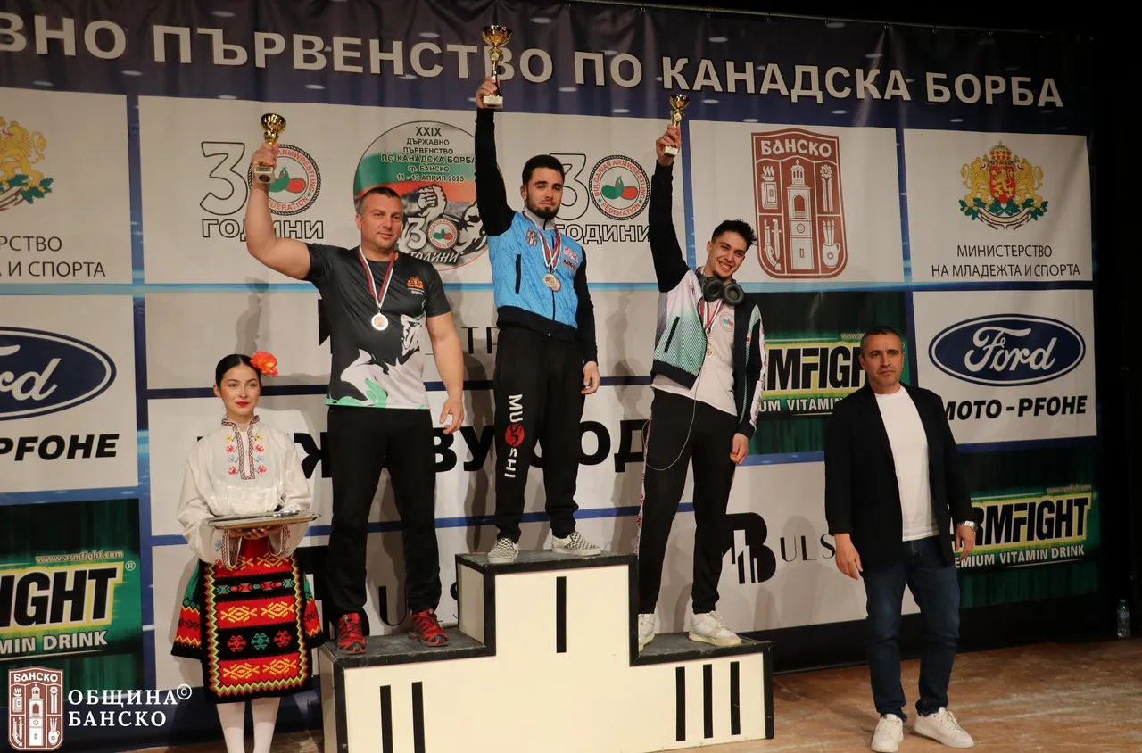 Куп медали за състезателите по канадска борба от Банско