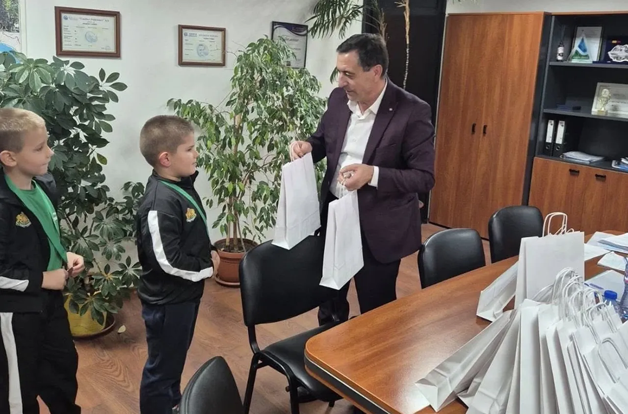 Деца от Дебрен с награди от кмета Феим Иса