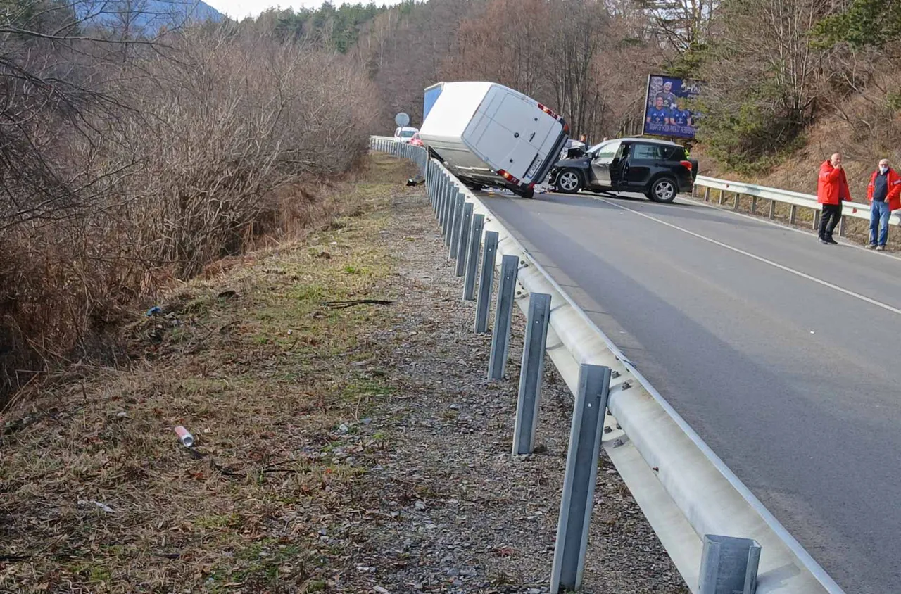 Катастрофа на прохода "Предел" в посока Симитли, на място има 3 линейки
