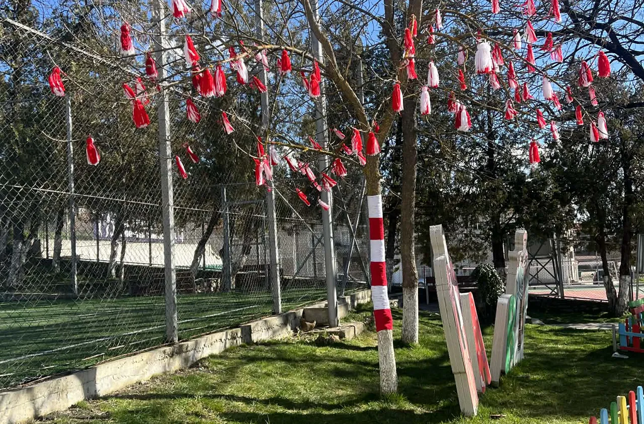 "Жива“ мартеница краси училищния двор в Гърмен