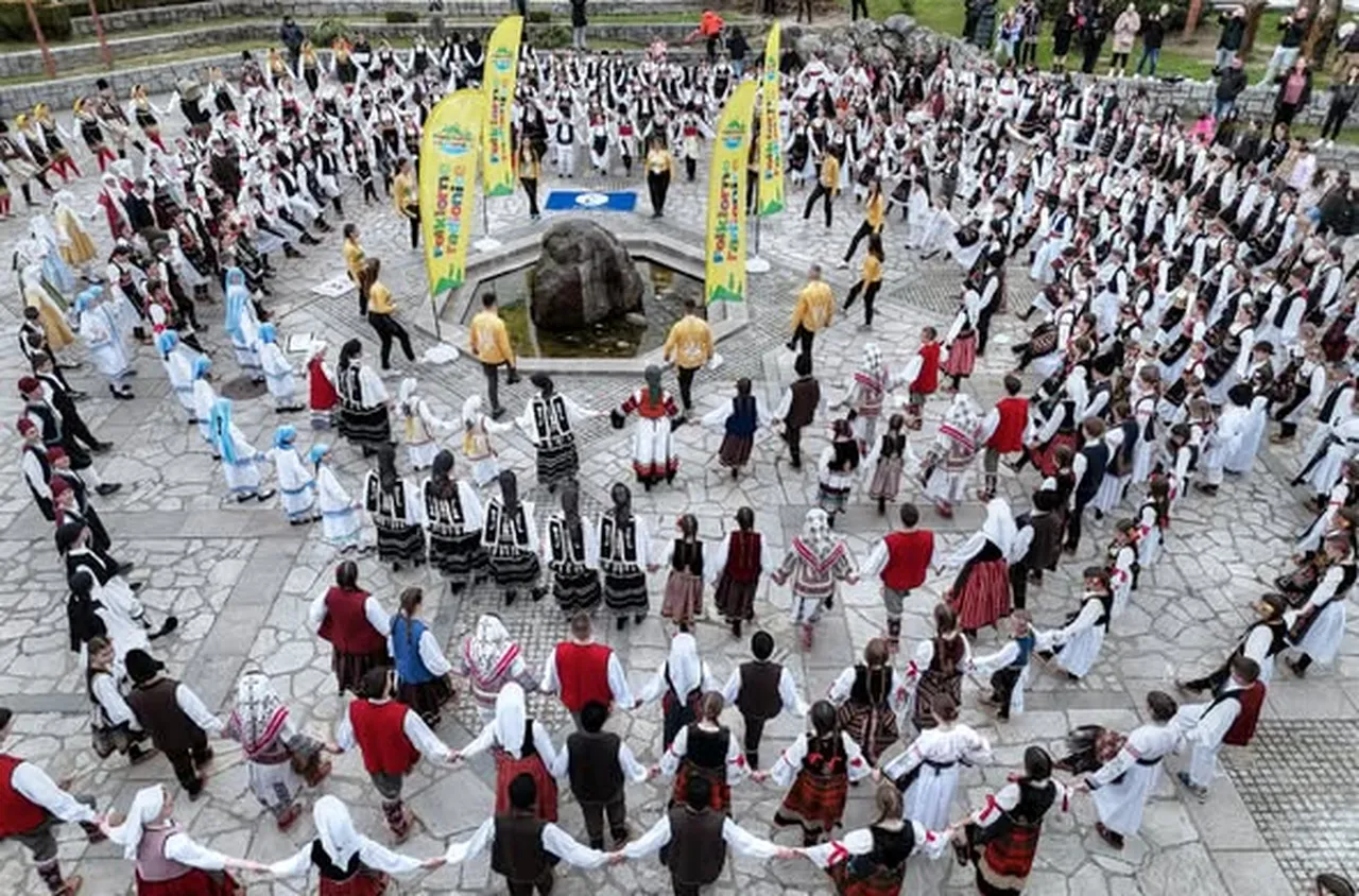 Стотици младежи от Сърбия и Гърция изпълниха Банско по време "Фолклорна прегръдка"