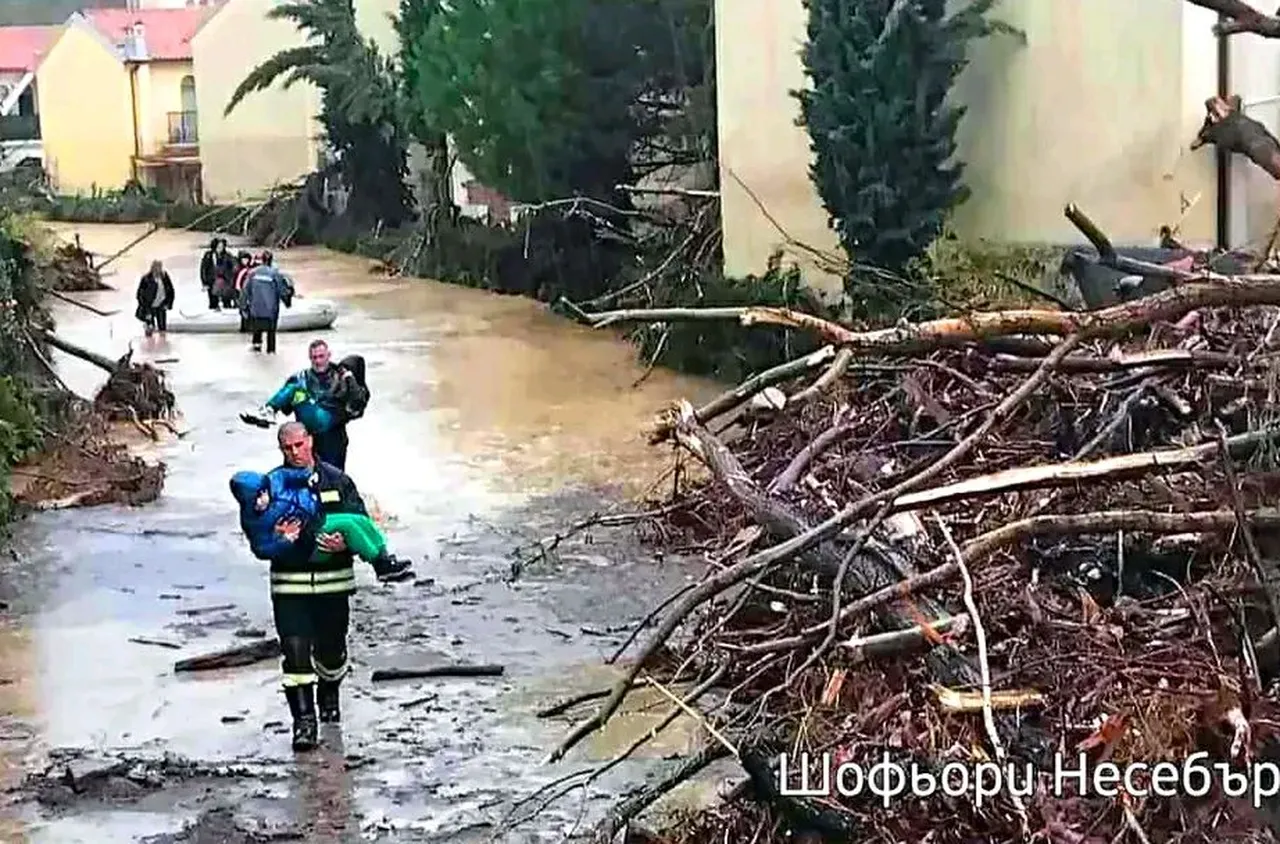 6 м воден стълб с камъни и дървета заля курорта Свети Влас
