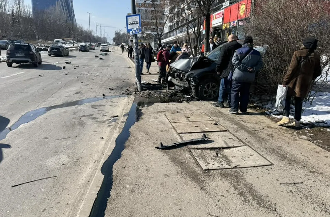 Кола се заби в спирка в София