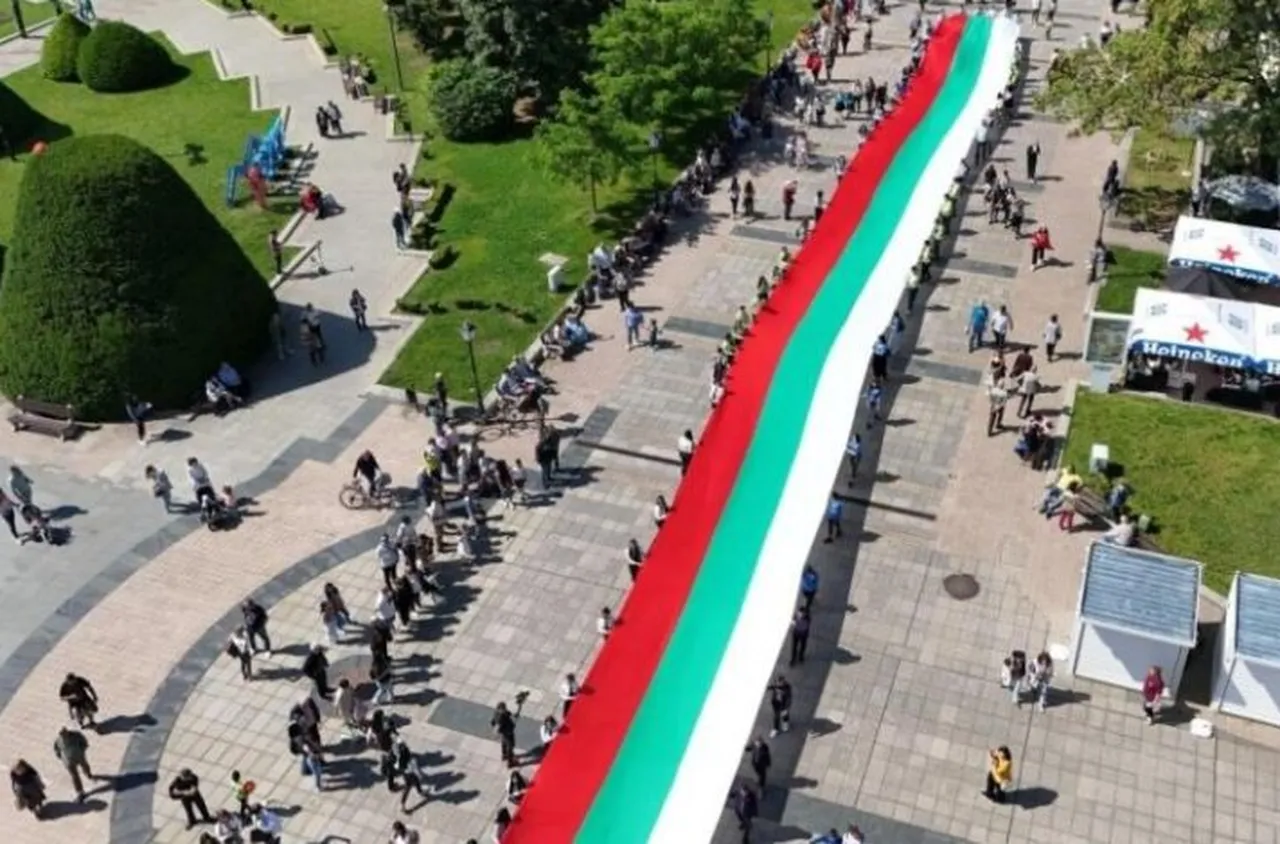 3-ти март в Русе: Ученици на шествие с 900-метров национален трибагреник