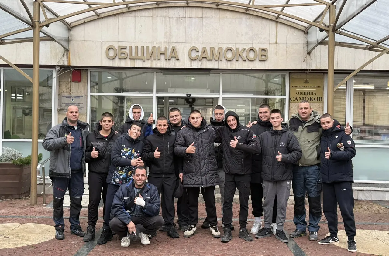 Ученици от ПТГ "Никола Й. Вапцаров“ допринесоха за коледната украса на Самоков