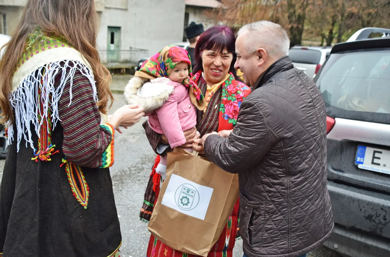 Бабинден отново събра поколенията в село Пирин