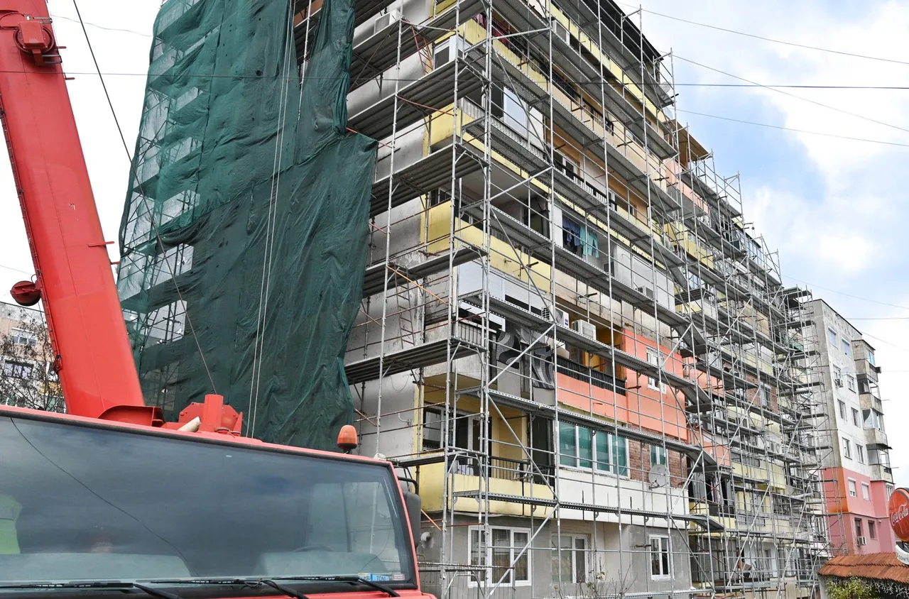 Обновяването на жилищни сгради в Петрич напредва