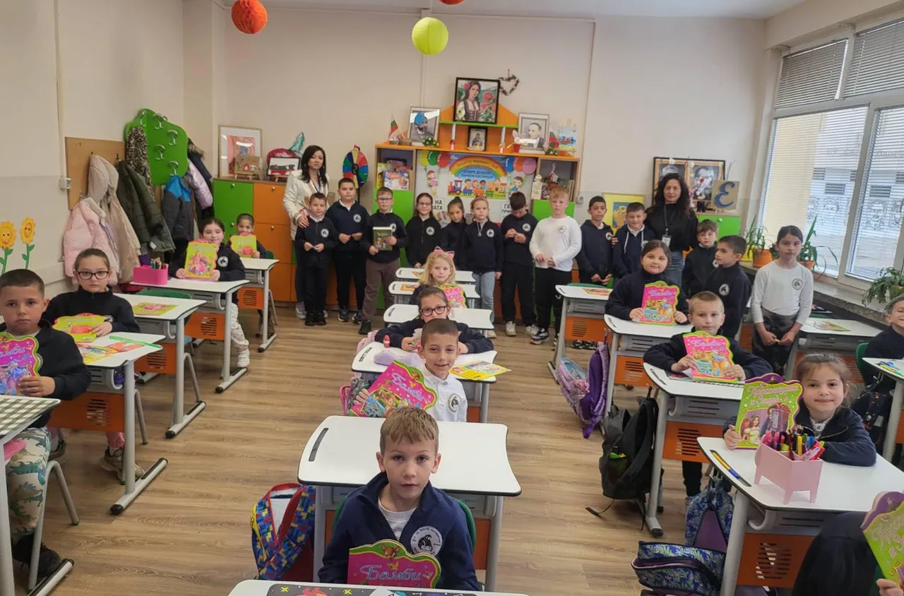 Второкласници зарадваха първокласници с подаръци за Деня на детската книга в Кресна