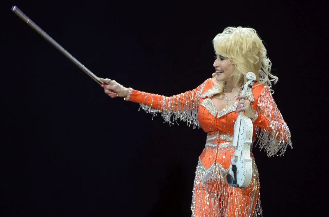 Доли Партън на 80!