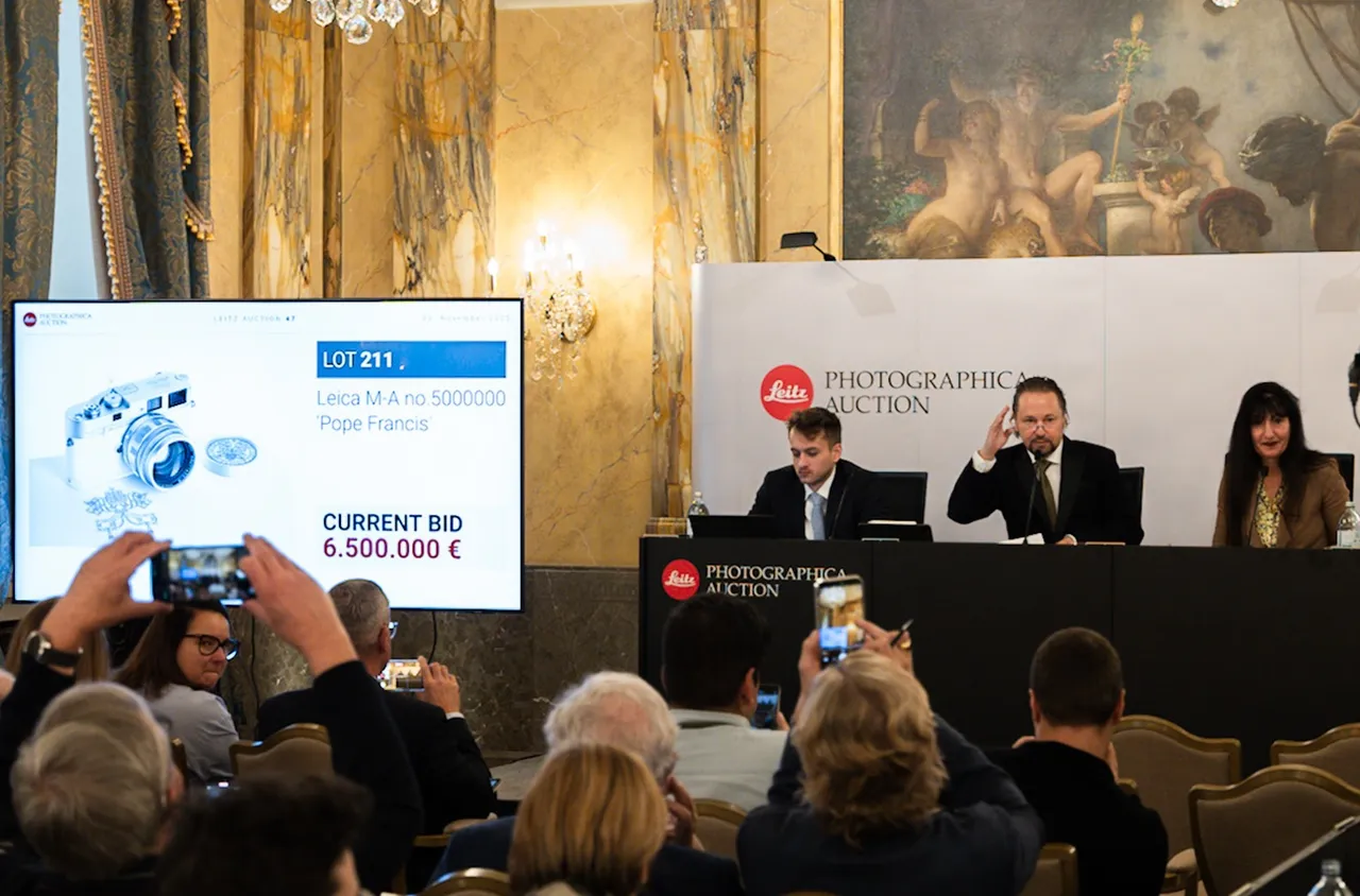 Продадоха фотоапарат на папа Франциск за 6,5 млн. евро