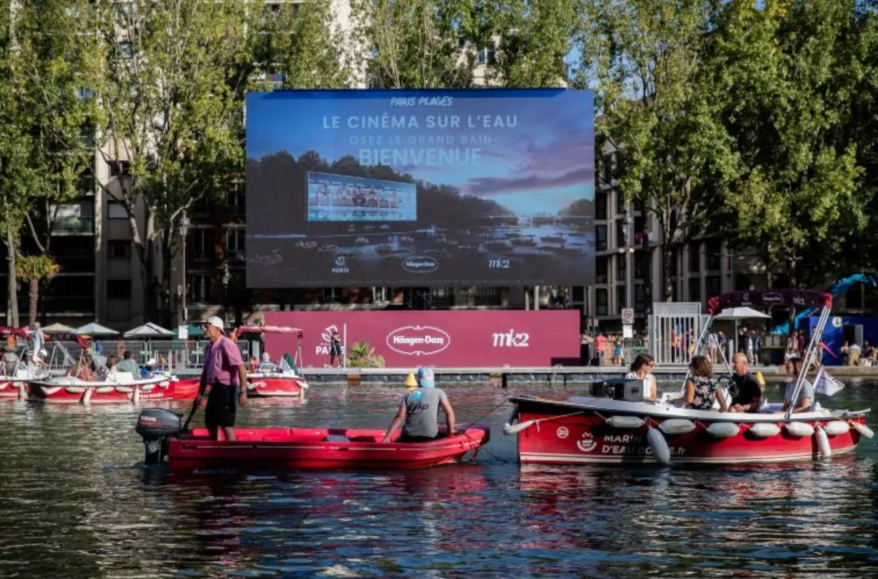Плаващо кино по река Сена 
