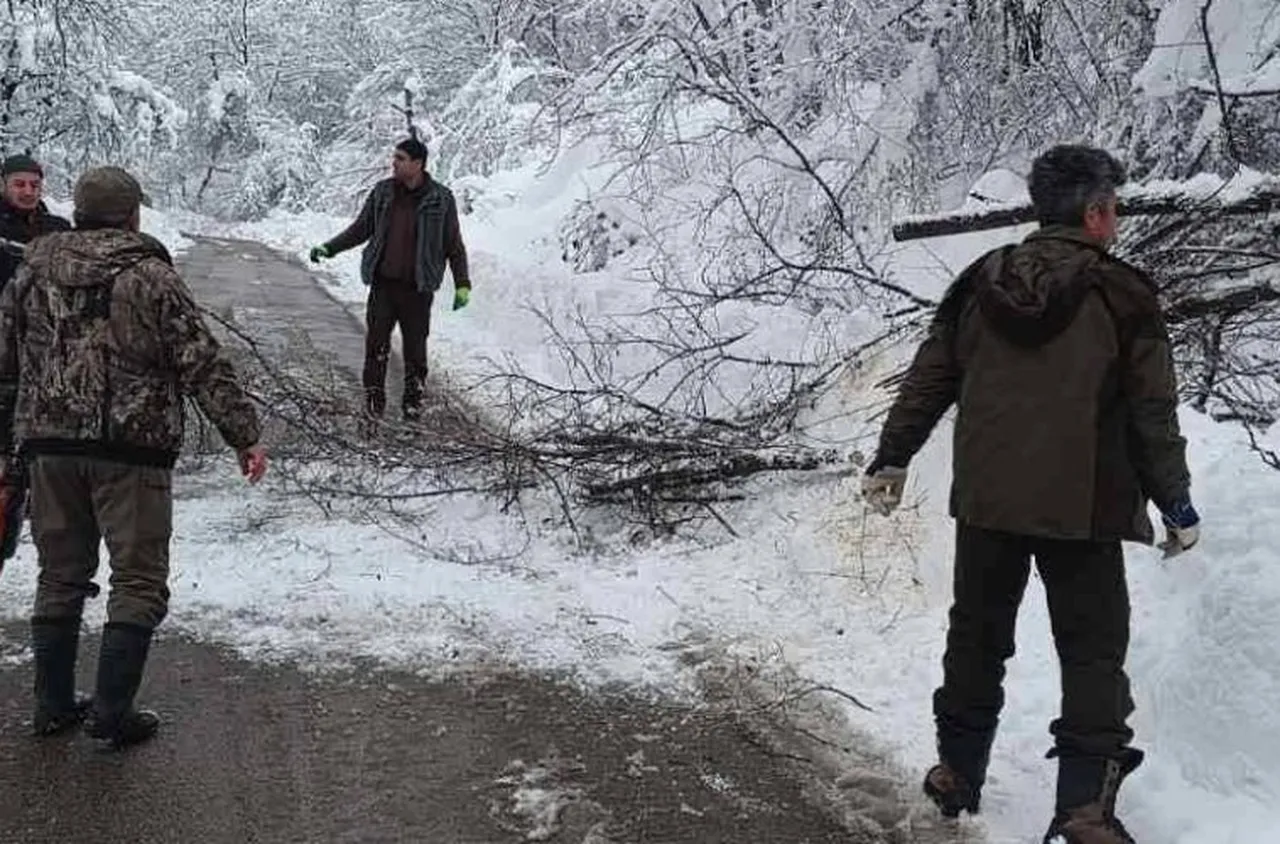 Усложнява се зимната обстановка в село Гумощник, община Троян