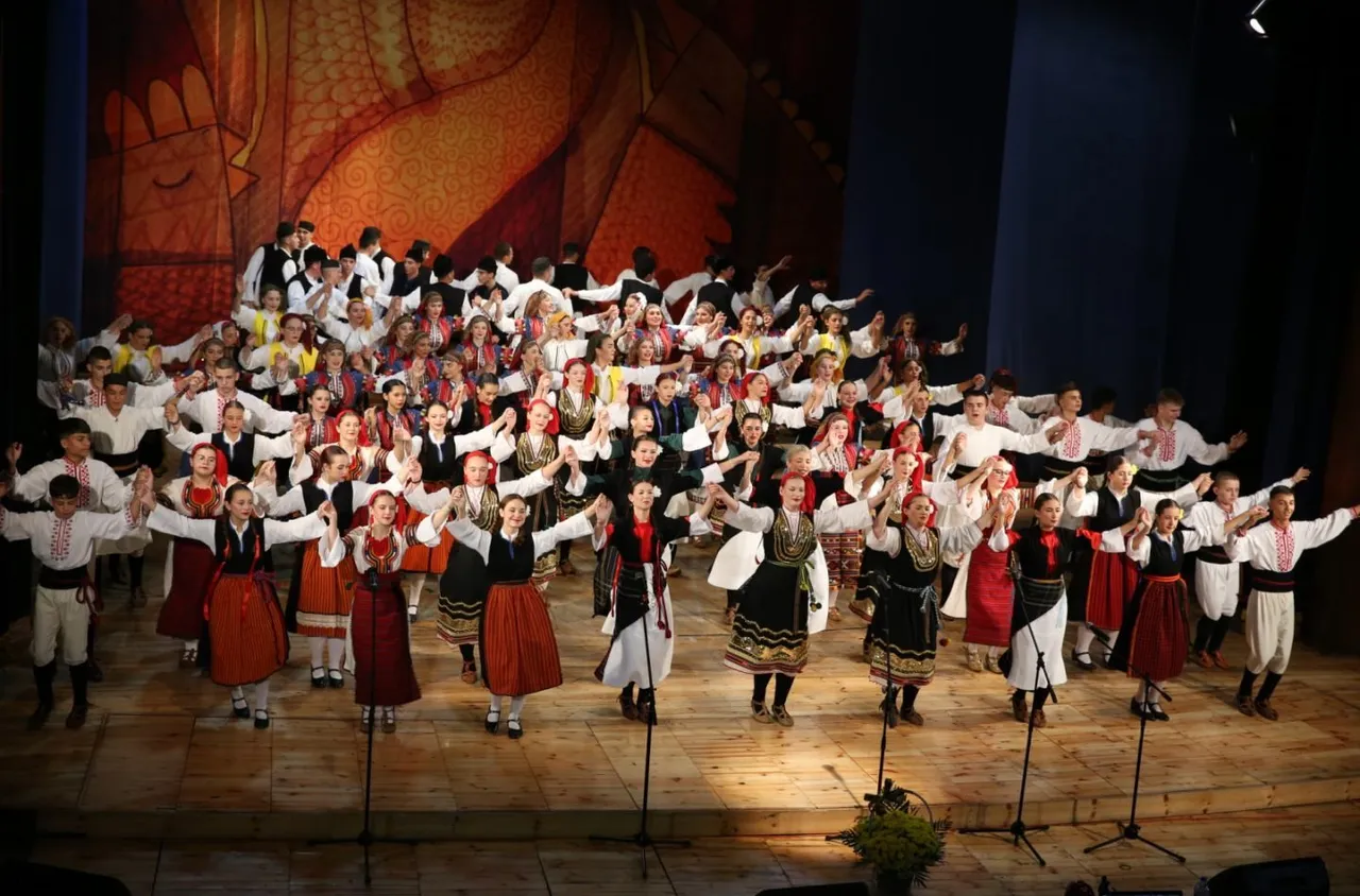 Над 140 млади творци украсиха с песни и танци читалището в Разлог