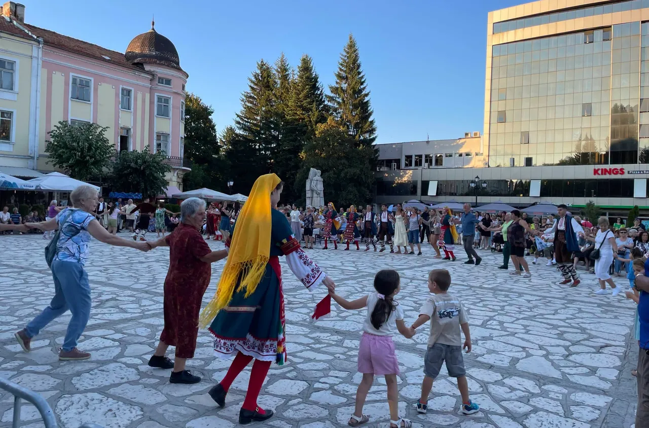 Разлог запя и заигра в ритъма на България