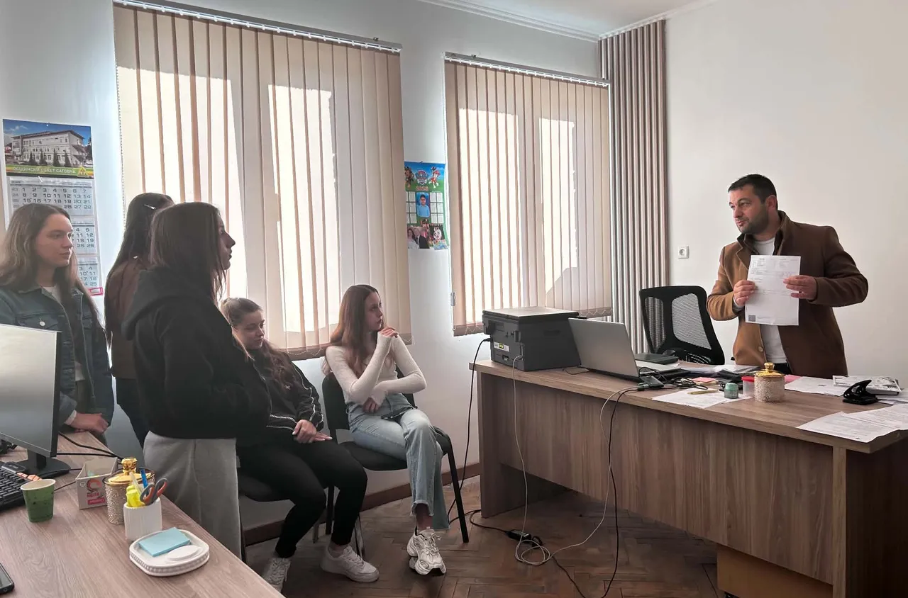 Деветокласници от Слащен се запознаха с работата на счетоводителя